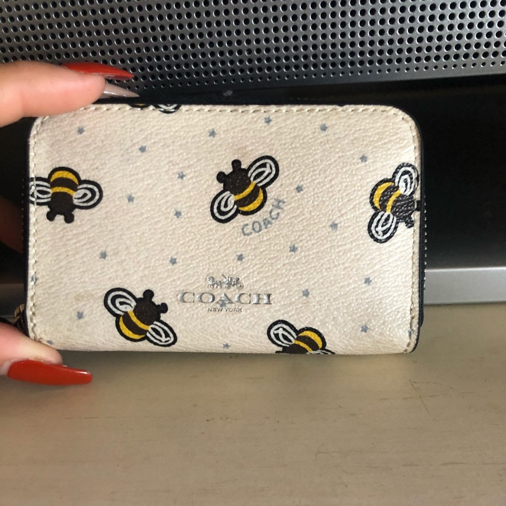 🐝Coach limited edition leather wallet. 🐝